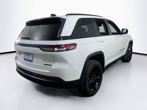 Used 2023 Jeep Grand Cherokee Limited w/ Black Appearance Package AWD/4WD image 5