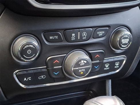 Used 2019 Jeep Cherokee Limited w/ Technology Group image 18