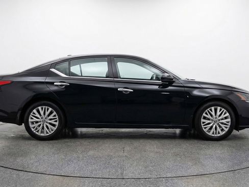 Used 2025 Nissan Altima 2.5 SV FWD image 11