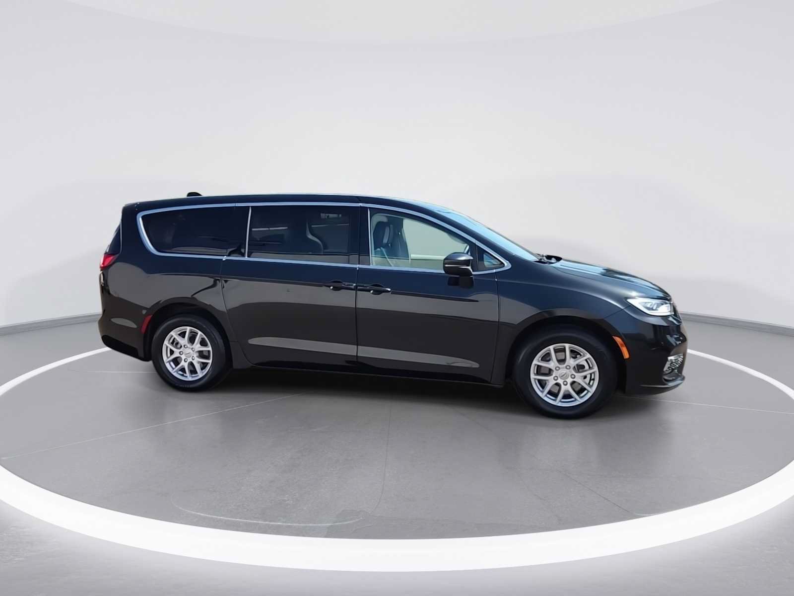 Used 2023 Chrysler Pacifica Touring-L FWD image 9