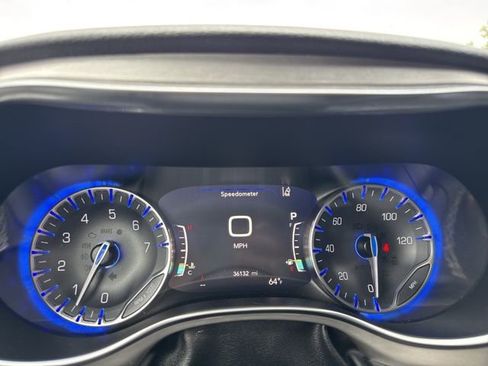 Used 2022 Chrysler Pacifica Limited w/ Uconnect Theater Family Group image 35