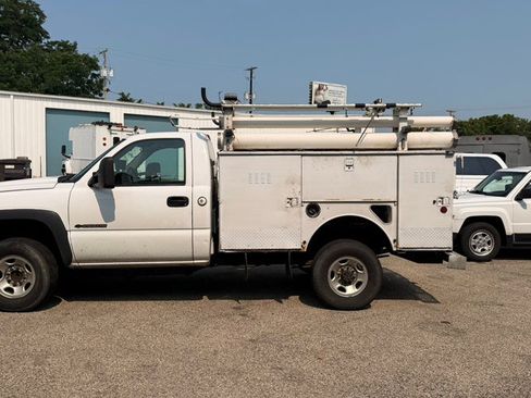 Used 2005 Chevrolet Silverado 2500 W/T RWD image 2