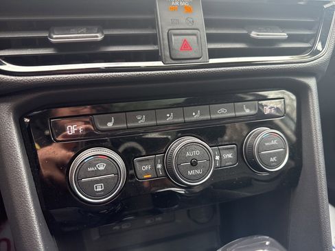 Used 2022 Volkswagen Taos SEL image 35