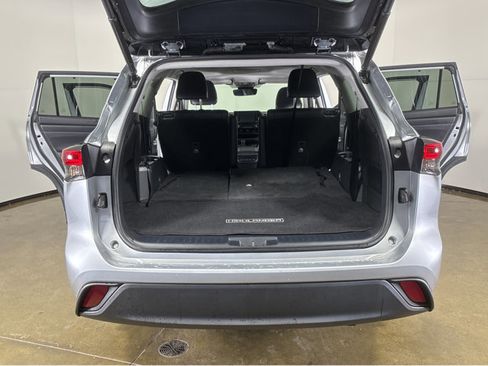 Used 2022 Toyota Highlander XLE image 19