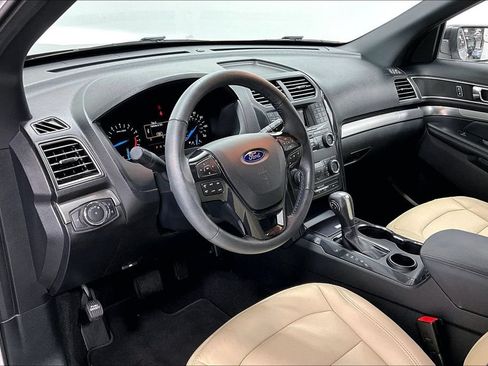 Used 2019 Ford Explorer XLT FWD image 16
