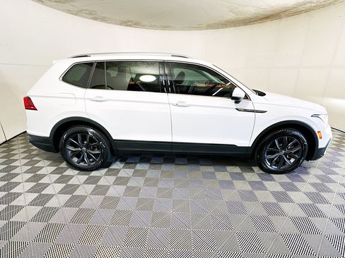 Used 2022 Volkswagen Tiguan SE w/ Panoramic Sunroof Package FWD image 2