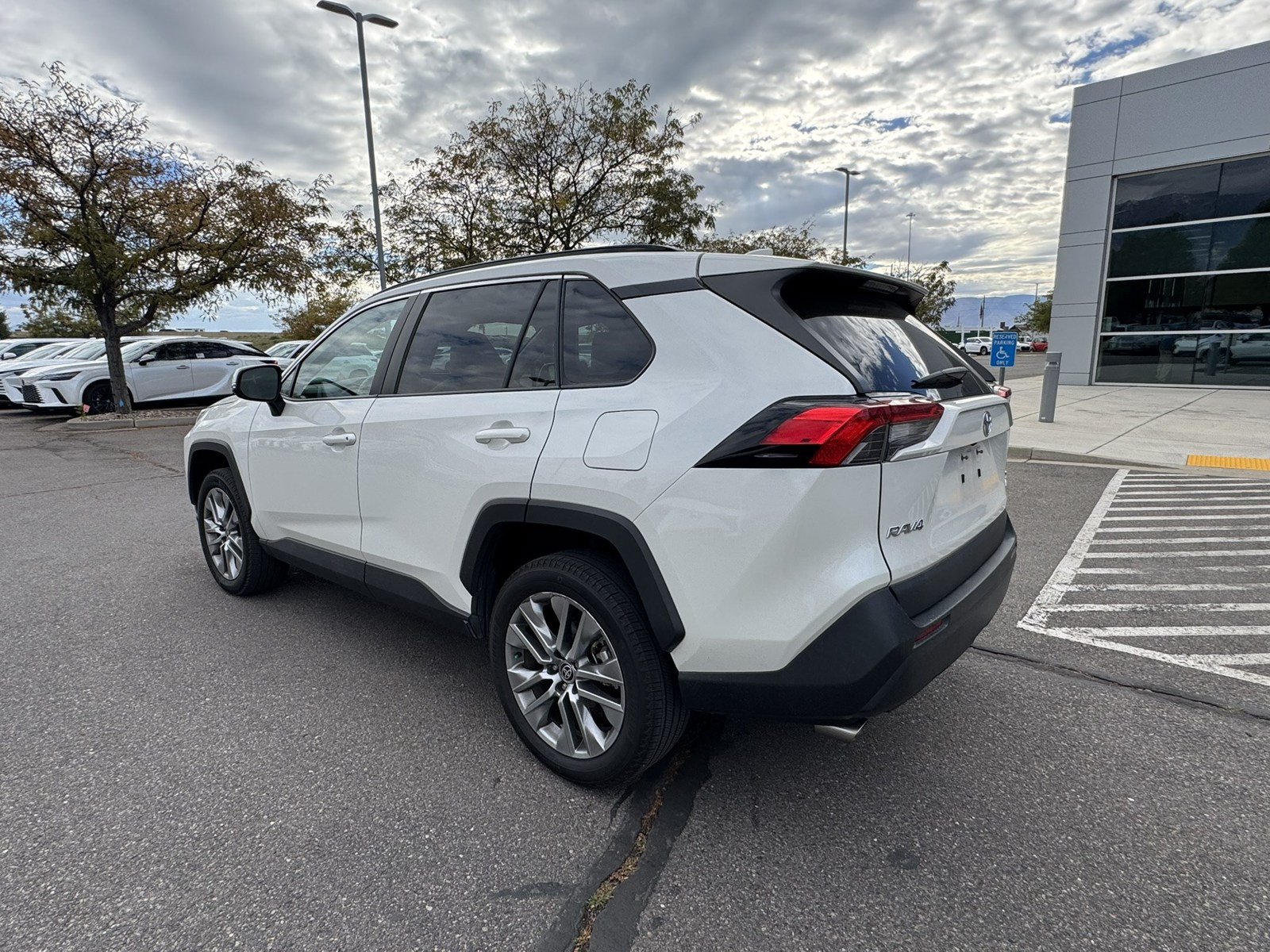 Used 2022 Toyota RAV4 XLE Premium AWD/4WD image 4