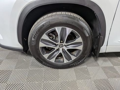 Used 2023 Toyota Highlander XLE AWD/4WD image 37