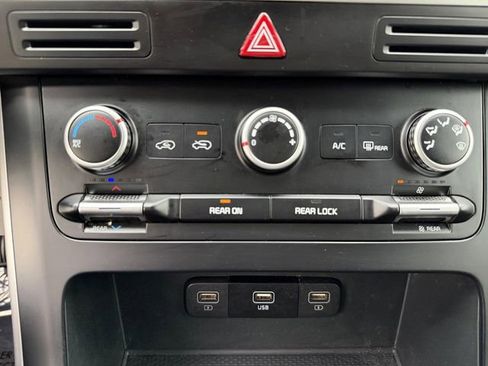 Used 2024 Kia Carnival LX FWD image 22