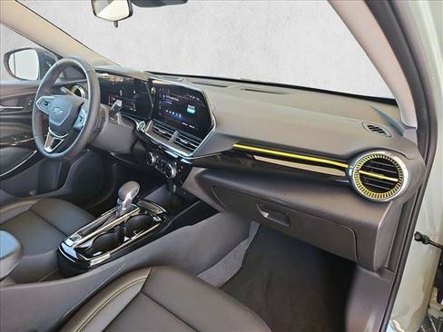 Used 2025 Chevrolet Trax ACTIV FWD image 21