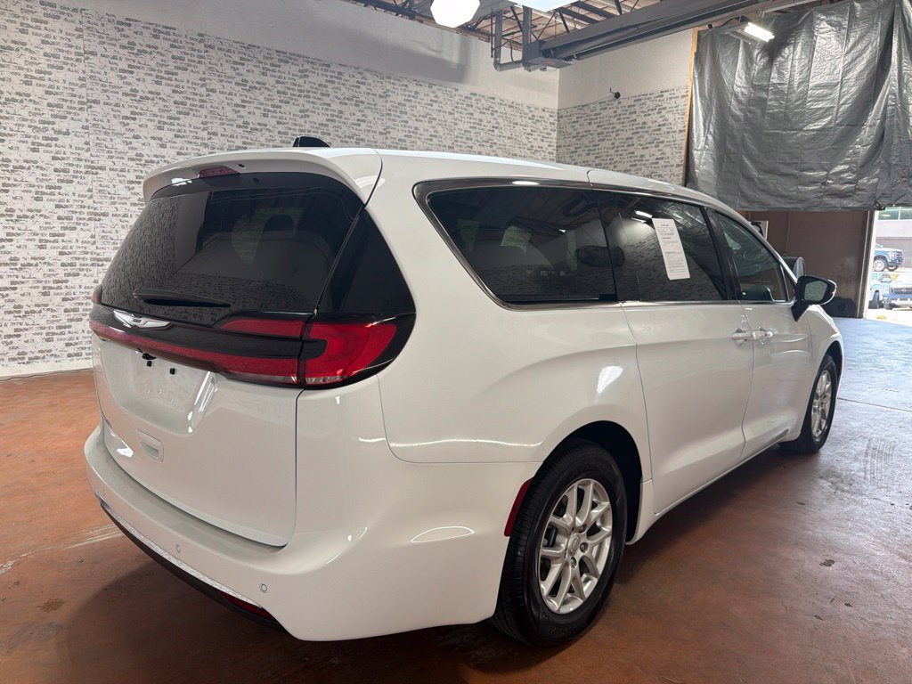 Used 2026 Chrysler Pacifica Select FWD image 7