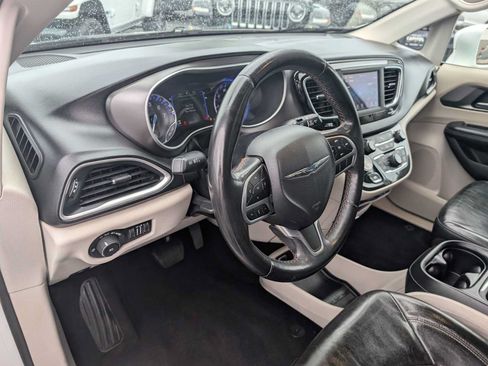 Used 2020 Chrysler Pacifica Touring-L w/ Tire & Wheel Group FWD image 9