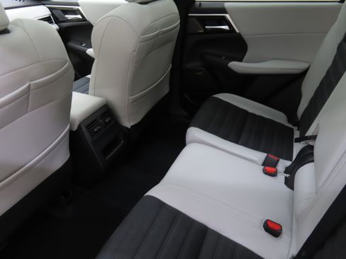 Used 2025 Mitsubishi Outlander SE FWD image 23