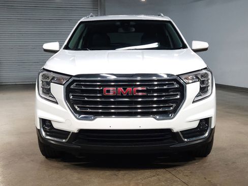 Used 2024 GMC Terrain SLT image 2