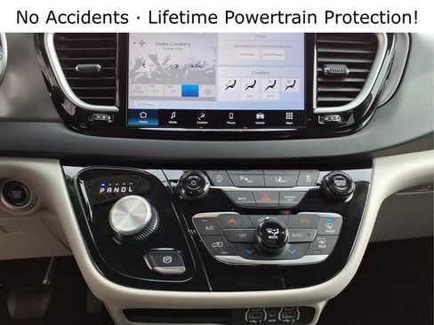 Used 2024 Chrysler Pacifica Touring-L FWD image 19