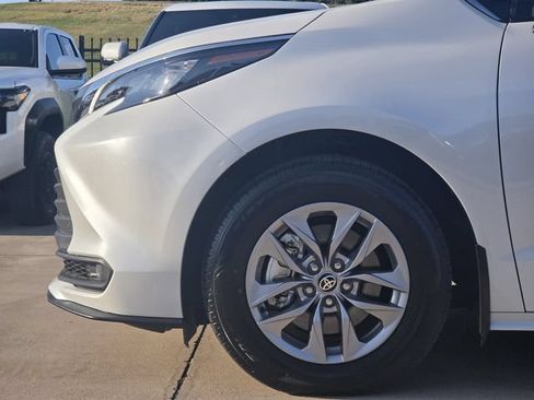 Used 2026 Toyota Sienna XLE FWD image 7