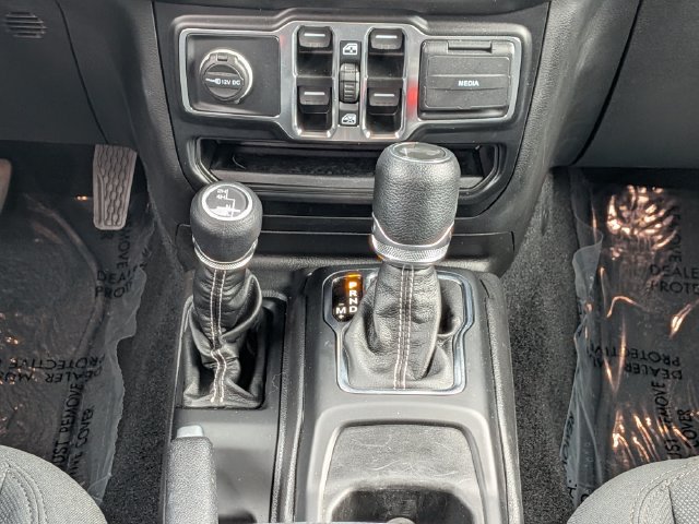 Used 2022 Jeep Wrangler Unlimited Sahara AWD/4WD image 18