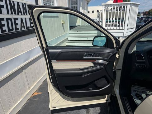 Used 2018 Ford Explorer Platinum AWD/4WD image 8