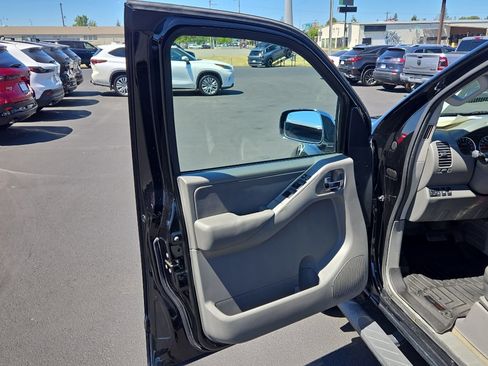 Used 2014 Nissan Frontier SL w/ SL Moonroof Package AWD/4WD image 11
