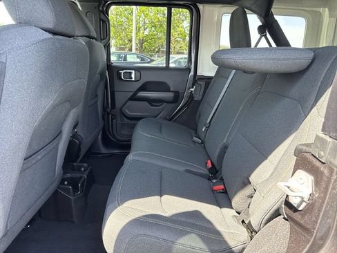 Used 2025 Jeep Wrangler Unlimited Sahara AWD/4WD image 21