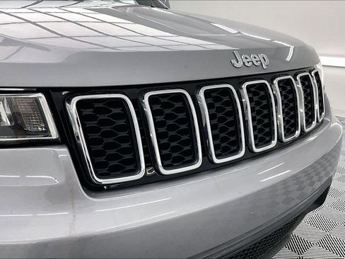 Used 2018 Jeep Grand Cherokee Laredo image 28