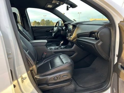 Used 2023 Chevrolet Traverse RS image 45