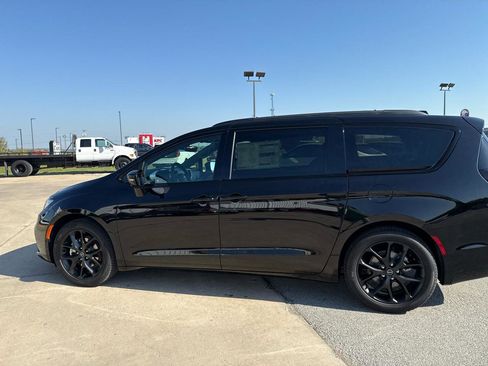 New 2026 Chrysler Pacifica Limited w/ S Appearance Package FWD image 9