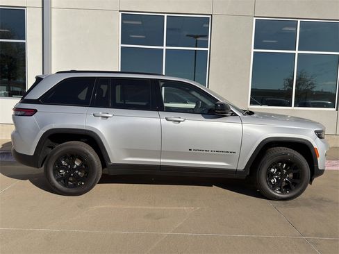 New 2025 Jeep Grand Cherokee Altitude image 4