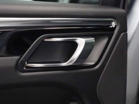 Used 2025 Porsche Macan image 15