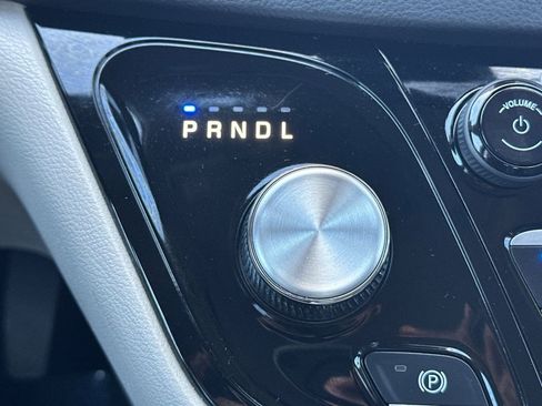 Used 2023 Chrysler Pacifica Touring-L FWD image 21