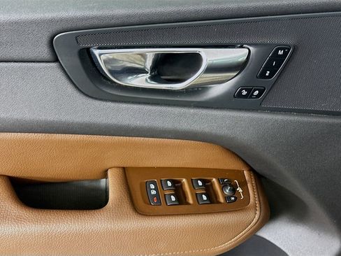 Used 2022 Volvo XC60 B5 Momentum w/ Advanced Package image 21