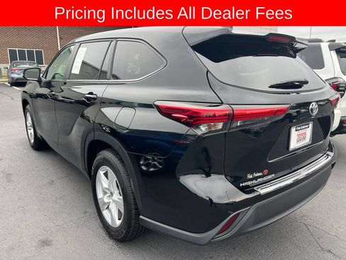 Used 2023 Toyota Highlander LE FWD image 9