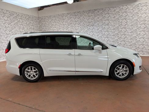 Used 2020 Chrysler Pacifica Touring-L image 8