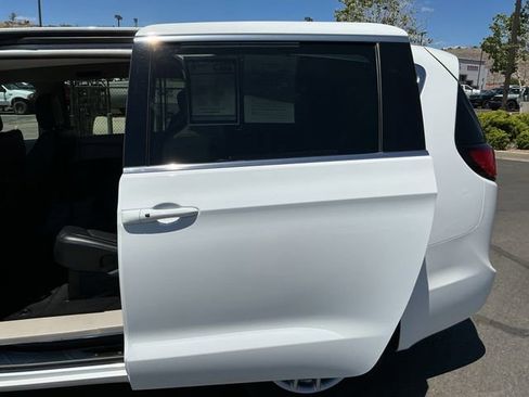 Used 2024 Chrysler Pacifica Touring-L FWD image 14