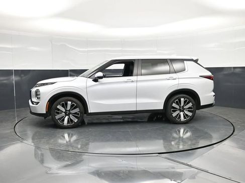 Used 2025 Mitsubishi Outlander AWD image 8