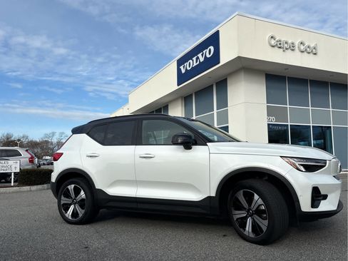 Used 2023 Volvo XC40 Recharge Plus image 2