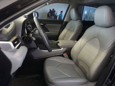 Used 2023 Toyota Highlander XLE AWD/4WD image 16