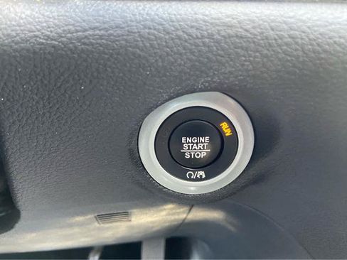 Used 2025 Chrysler Pacifica Limited FWD image 29