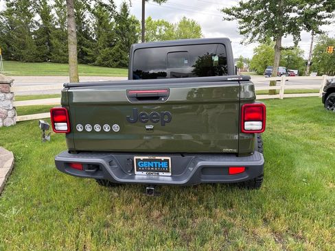 Used 2024 Jeep Gladiator Sport AWD/4WD image 4