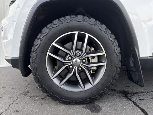 Used 2018 Jeep Grand Cherokee Limited image 5