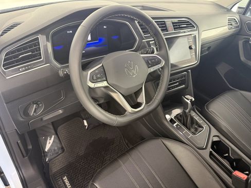 Used 2024 Volkswagen Tiguan SE FWD image 17