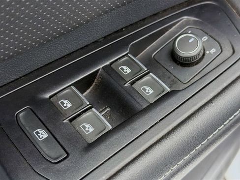 Used 2025 Volkswagen Atlas Cross Sport SE FWD image 21