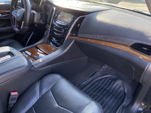Used 2018 Cadillac Escalade Luxury image 21