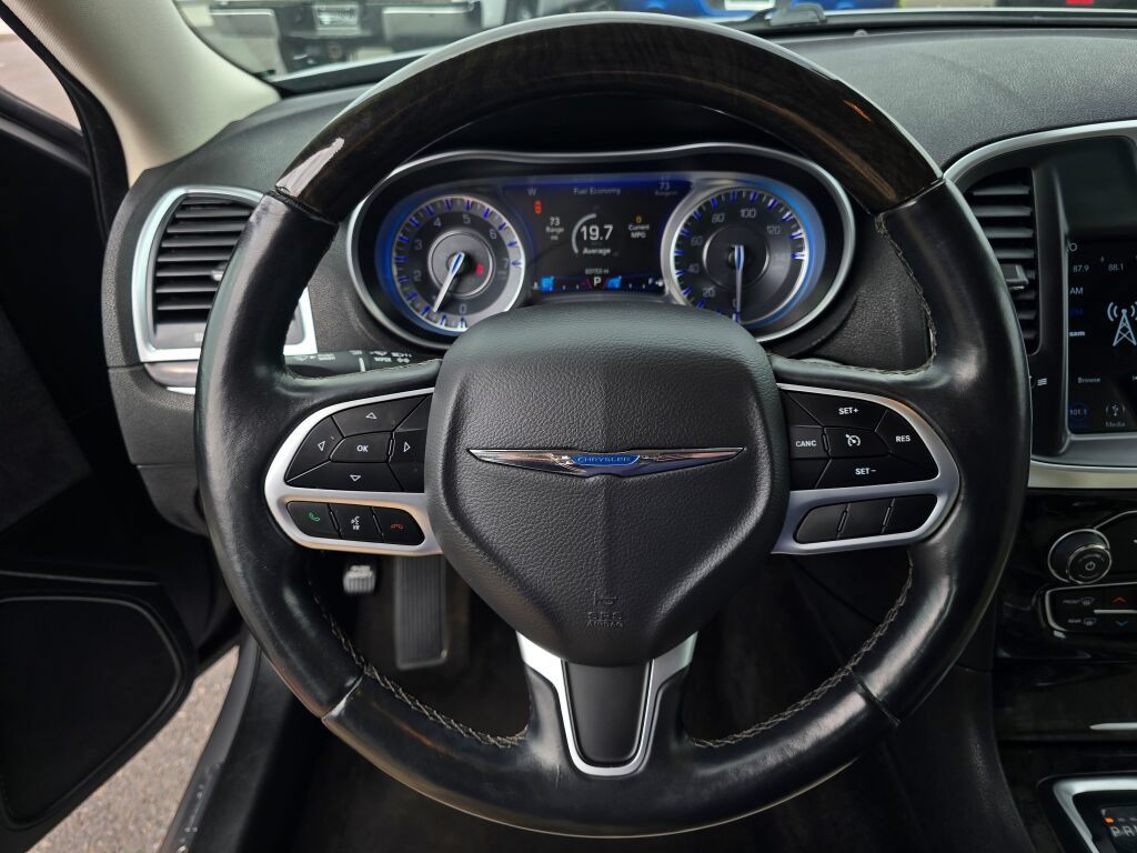Used 2018 Chrysler 300 Limited AWD/4WD image 24