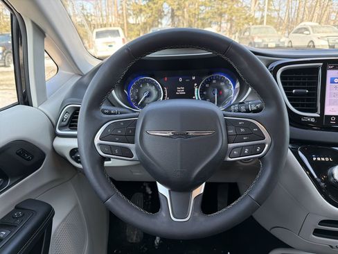 Used 2024 Chrysler Pacifica Touring-L FWD image 14