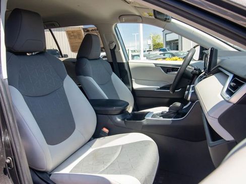 Used 2022 Toyota RAV4 XLE AWD/4WD image 9
