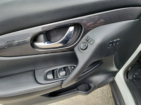 Used 2018 Nissan Rogue SV w/ Sun & Sound Touring Package image 15