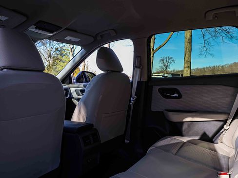 Used 2023 Nissan Rogue SV image 22