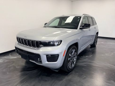 Used 2024 Jeep Grand Cherokee Overland AWD/4WD image 4