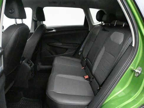 Certified 2025 Volkswagen Taos SE image 9